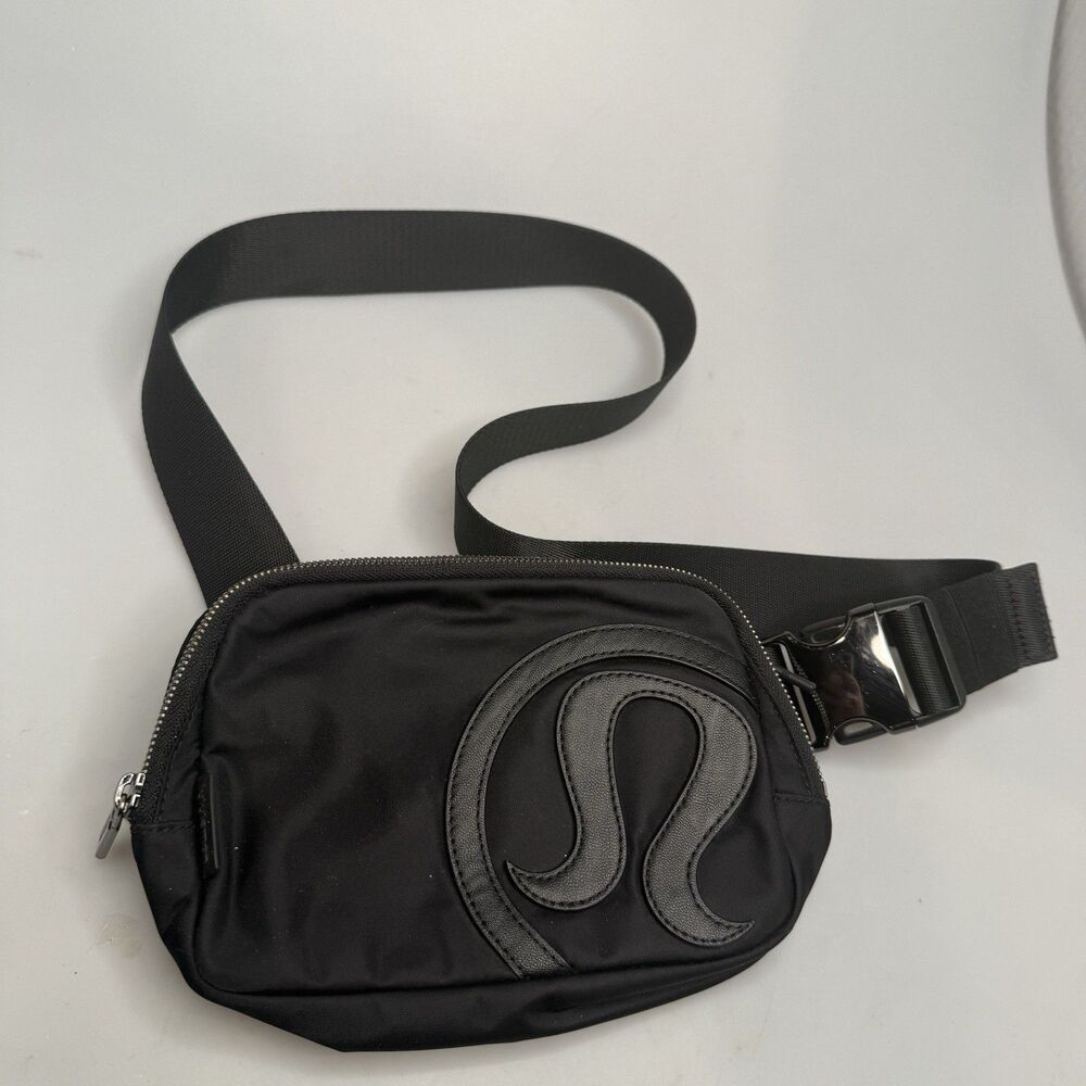 Lululemon Belt Sling Bag Black Nylon Large Logo 1L - 7" x 5" x 2" Waist Fanny - Picture 6 of 16